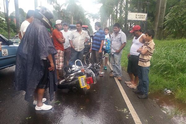 Las autoridades investigan la muerte del motorista. (Foto Prensa Libre: Rolando Miranda).