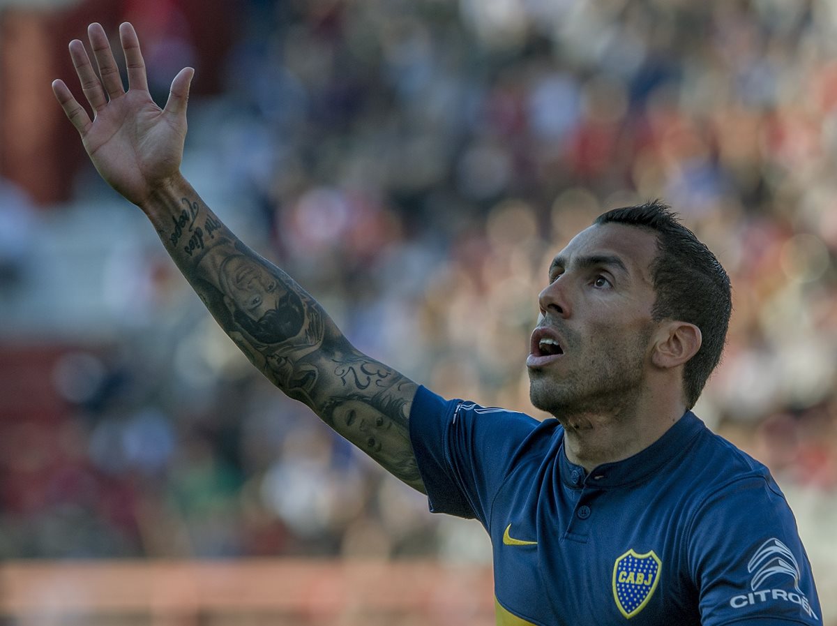 Los aficionados se dividieron entre apoyo y críticas a Carlos Tevez. (Foto Prensa Libre: AFP)