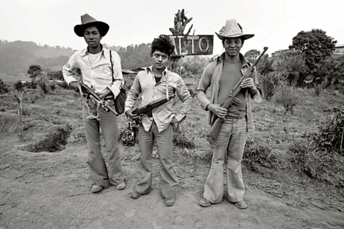 En 1980 Chauche fotografió escenas cotidianas, como patrulleros de autodefensa civil. (Foto Prensa Libre; Cortesía D. Chauche).