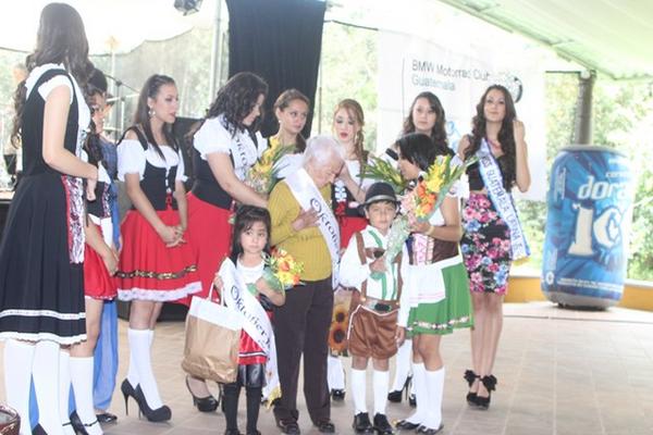 Reinas de belleza posan durante la décima edición del Oktoberfest de Cobán. (Foto Prensa Libre: Ángel Martín Tax)<br _mce_bogus="1"/>