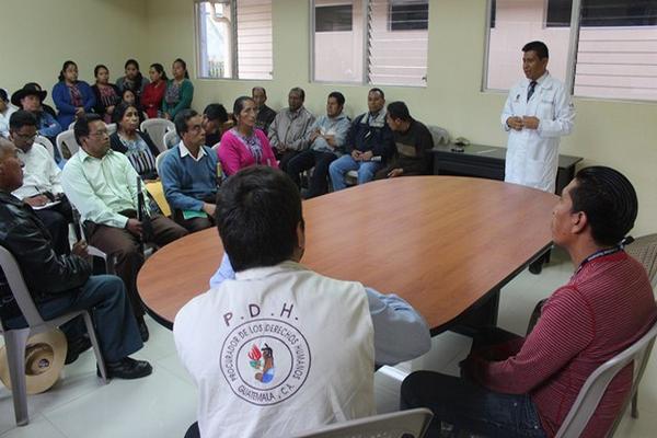 Agustín Magzul —de pie— da  a conocer la situación del CAM de Patzún a las autoridades. (Foto Prensa Libre: José Rosales)