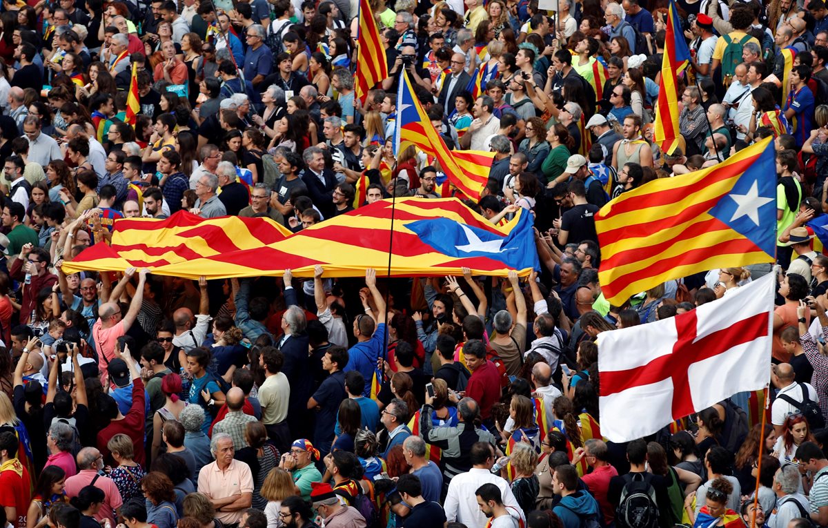 Unas 6 mil personas, según la Guardia Urbana, se han concentrado esta tarde espontáneamente en la plaza de Sant Jaume de Barcelona, ante el Palau de la Generalitat, sede del gobierno catalán. (EFE).