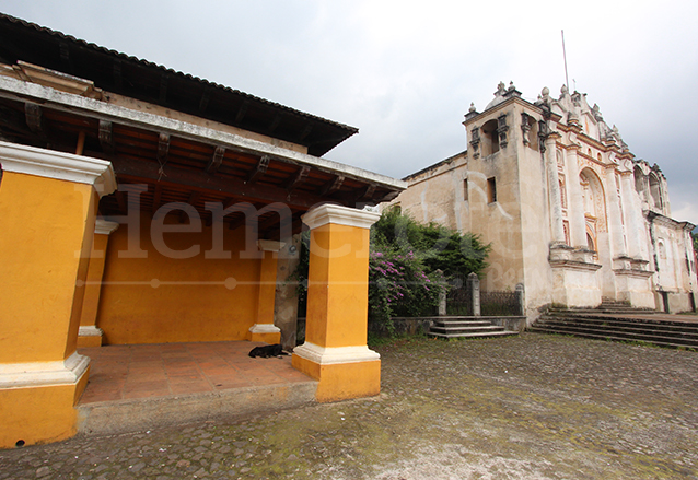 Fachada y capilla posa de San Juan del Obispo. (Foto: Hemeroteca PL)