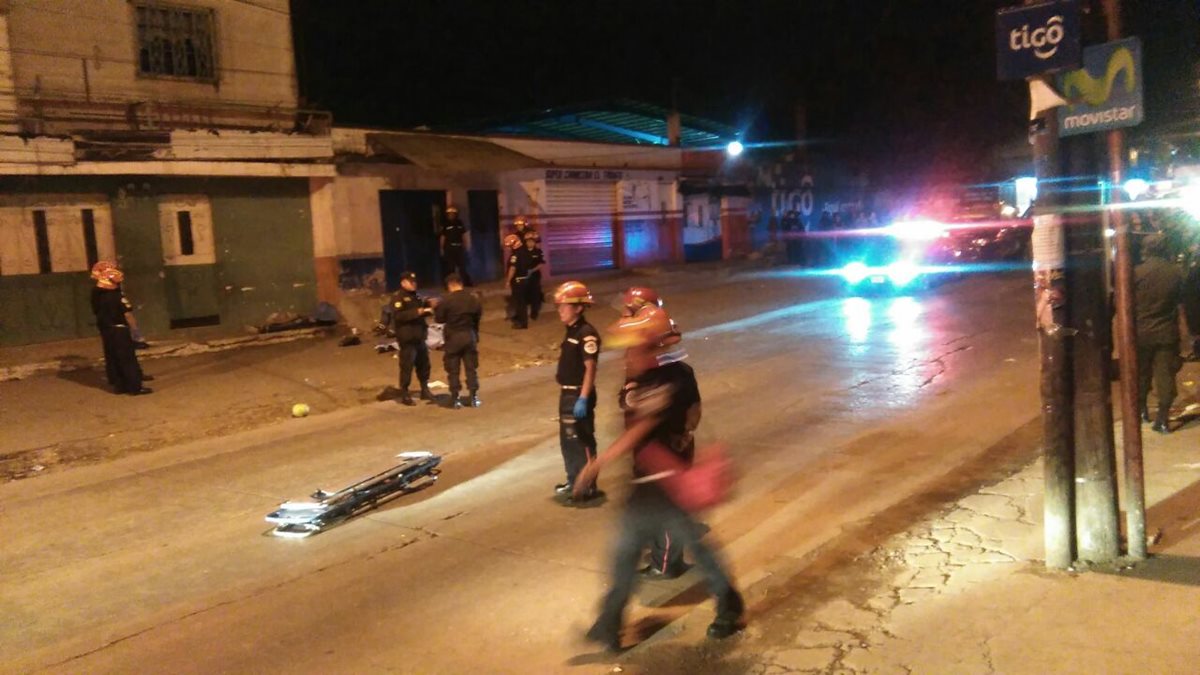 El ataque ocurrido frente a la casa con el número 10-87 de la colonia La Brigada zona 7 de Mixco. (Foto Prensa Libre: Érick Ávila)