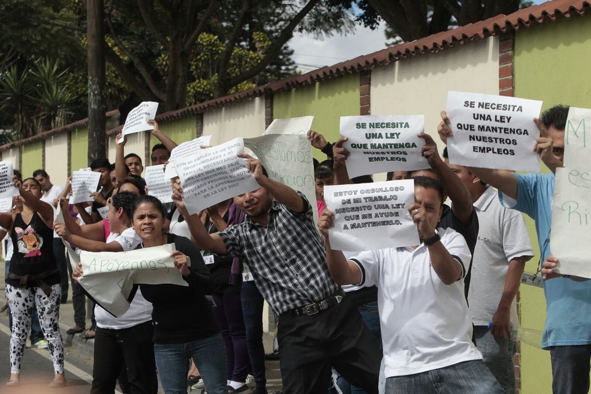 Empleados de maquila salieron a las calles a que se apruebe iniciativa que les permitirá mantener su trabajo. (Foto Prensa Libre: Érick Ávila).