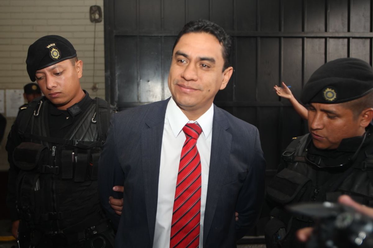 Óscar García Quemé fue detenido mientras se efectuaba la segunda vuelta de votaciones en el Colegio de Economistas. (Foto Prensa Libre: Érick Ávila)