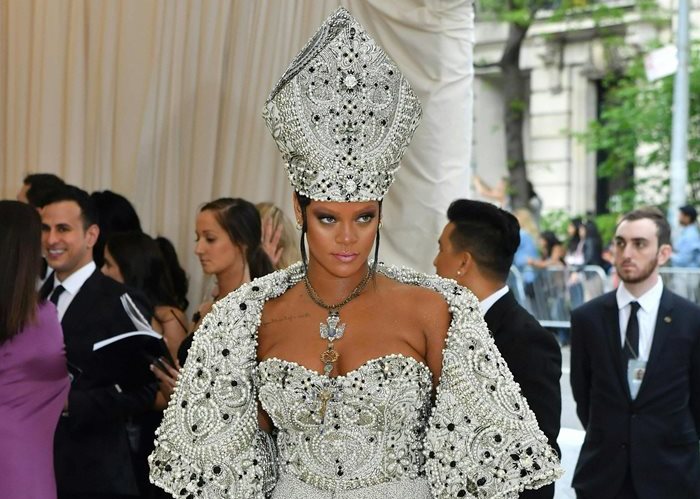 Rihanna llevó uno de los atuendos más atrevidos en la Met Gala 2018 (Foto Prensa Libre: AFP).