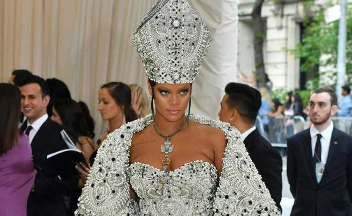 Rihanna llevó uno de los atuendos más atrevidos en la Met Gala 2018 (Foto Prensa Libre: AFP).