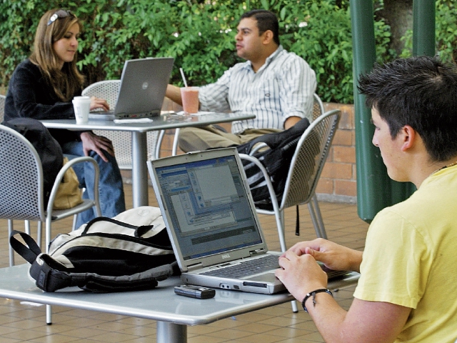 Guatemala ocupa uno de los puestos más bajos en Latinoamérica en conectividad a internet; solo el 27% está conectado. (Foto Prensa Libre: DANIEL HERRERA)