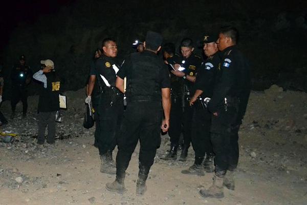 Investigadores buscan evidencias en el lugar donde resultó herido un agente de la PNC, en Morazán. (Foto Prensa Libre: Hugo Oliva) <br _mce_bogus="1"/>