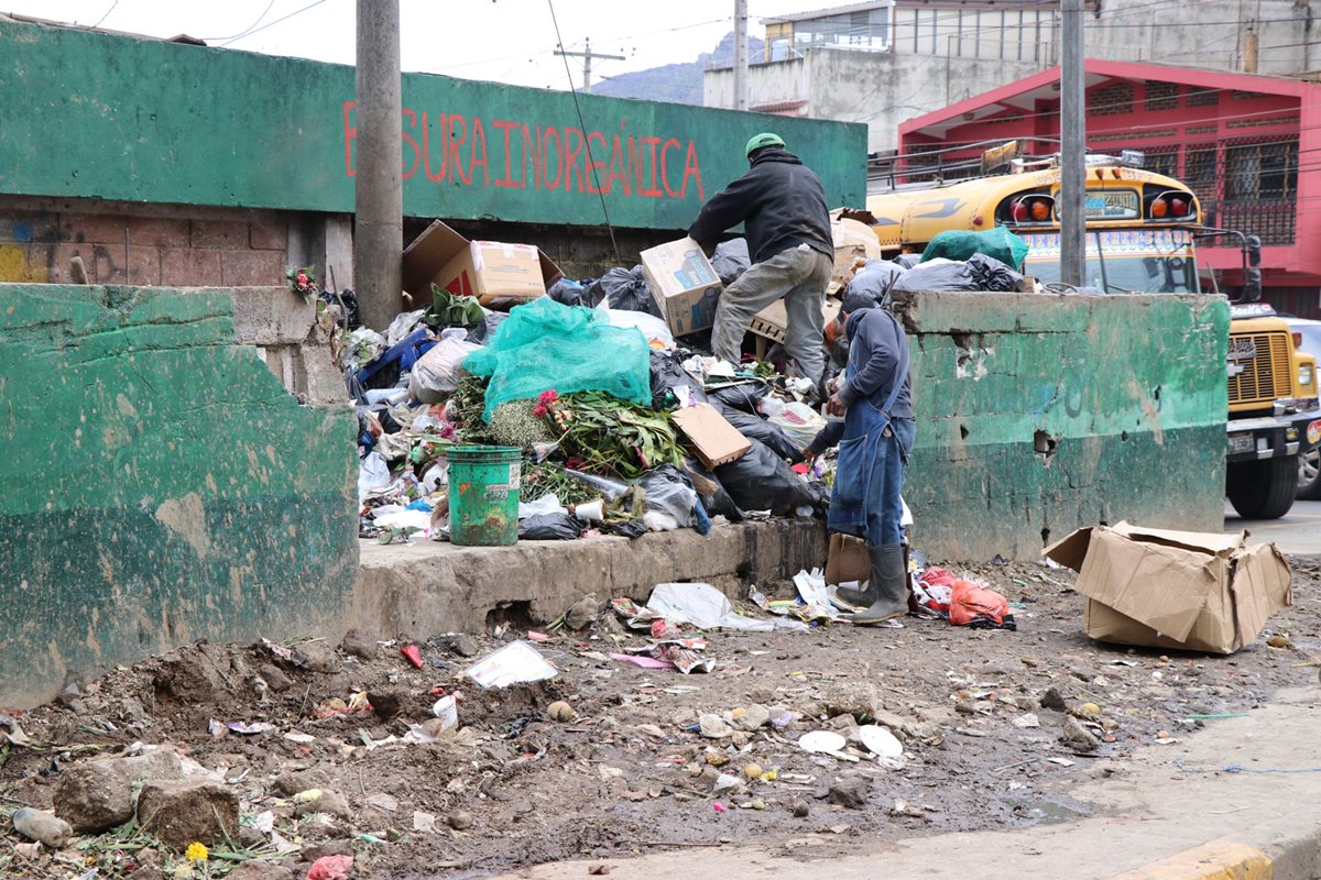 El mercad de la Terminal Minerva, en Xela, produce cada día cerda de 25 toneladas de basura. (Foto Prensa Libre: María José Longo)
