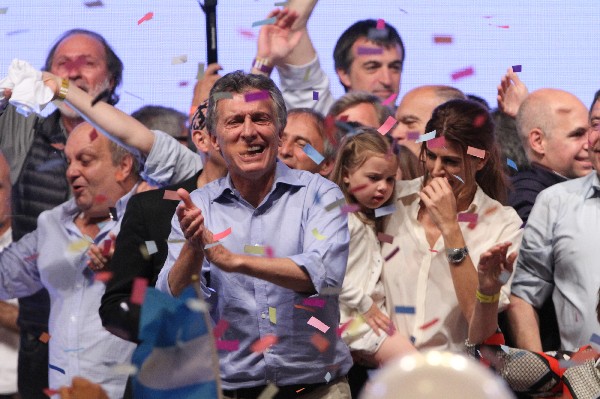 La victoria de Mauricio Macri en la elección presidencial de Argentina fue saludada por dirigentes políticos de la región. (Foto Prensa Libre: EFE)
