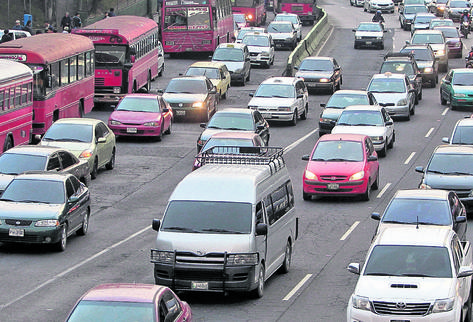 Conductores manejan con licencia vencida en el país. (Foto Prensa Libre: Érick Ávila)