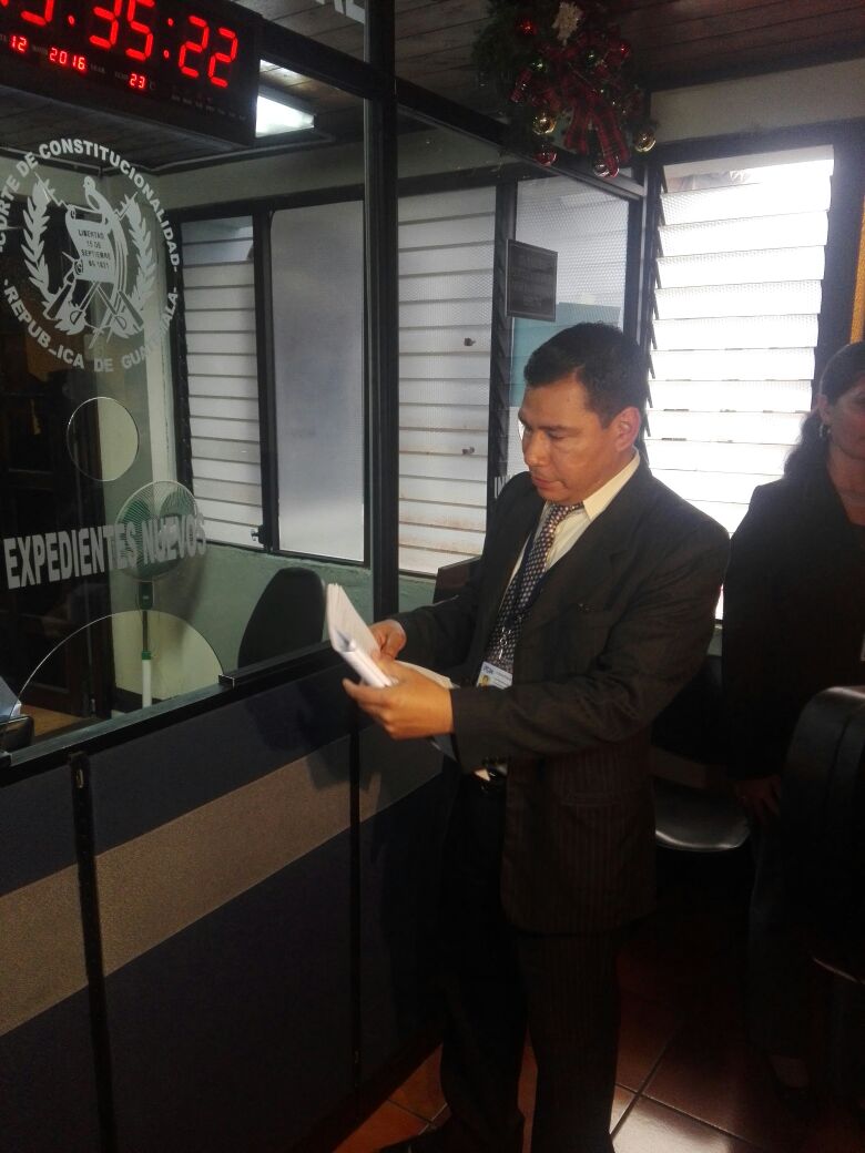 Juan Alberto Jiménez, abogado de la PGN presentó la impugnación en la CC contra el Código de Migración. (Foto Prensa Libre: Manuel Hernández)