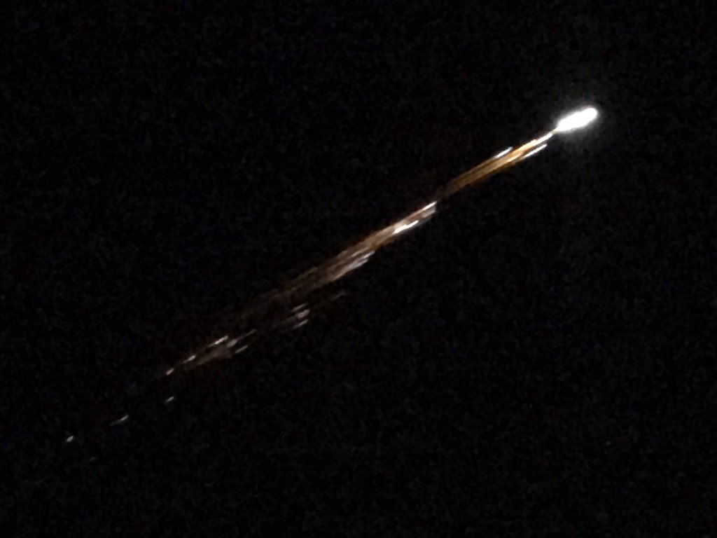 Según el Insivumeh se trató de un meteorito que se fragmentó al ingresar a la atmósfera. (Foto Prensa Libre <a class="twitter-atreply pretty-link js-nav" data-mentioned-user-id="351244526" dir="ltr" href="https://twitter.com/jomassis"><s>@</s><b>jomassis</b></a>)