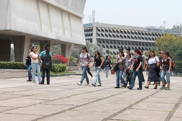 Estudiantes caminan en el campus central de la Usac. (Foto Prensa Libre: HemerotecaPL)