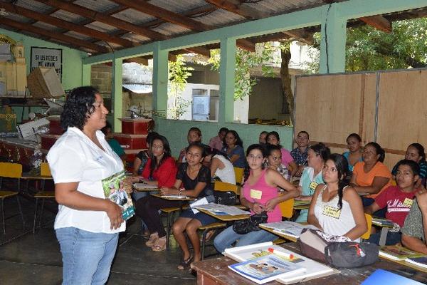 Grupo de  alfabetizadores recibe capacitación    en la ciudad de  Zacapa.