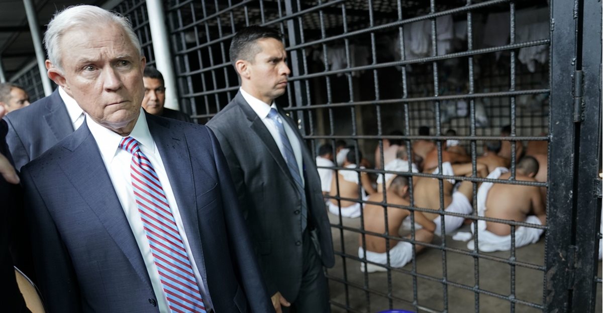 Jeff Sessions, fiscal general de EEUU, visita un celda en un centro de detención en San Salvador, El Salvador.(Foto prensa Libre:AP).