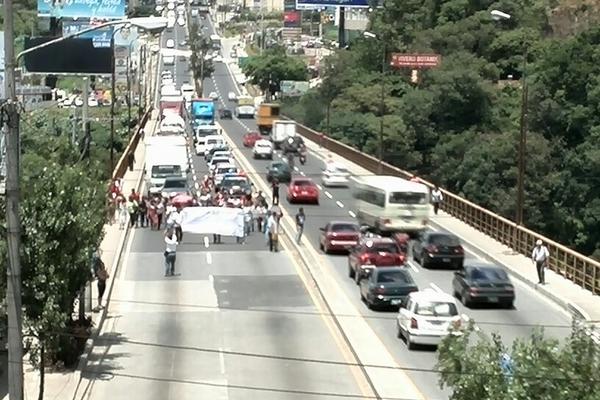 Pilotos marchan por el puente Belice. (Foto Prensa Libre: Estuardo Paredes)