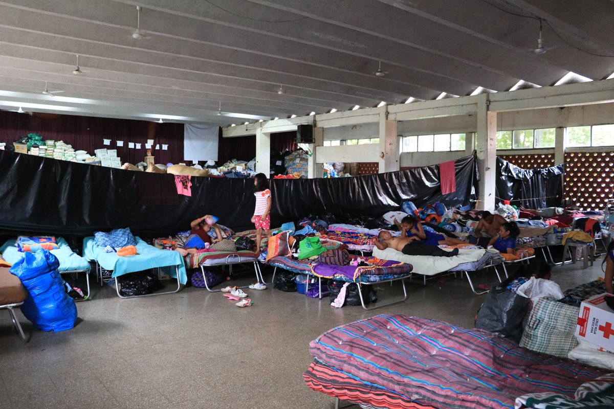 Más de dos mil familias permanecen en albergues a la espera de asistencia estatal, luego que la erupción del Volcán de Fuego dañara sus viviendas. (Foto Prensa Libre: Hemeroteca PL)