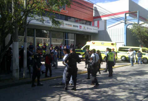 Guarda espaldas fue trasladado con heridas a un centro asistencial. (Foto Prensa Libre: Omar Archila)