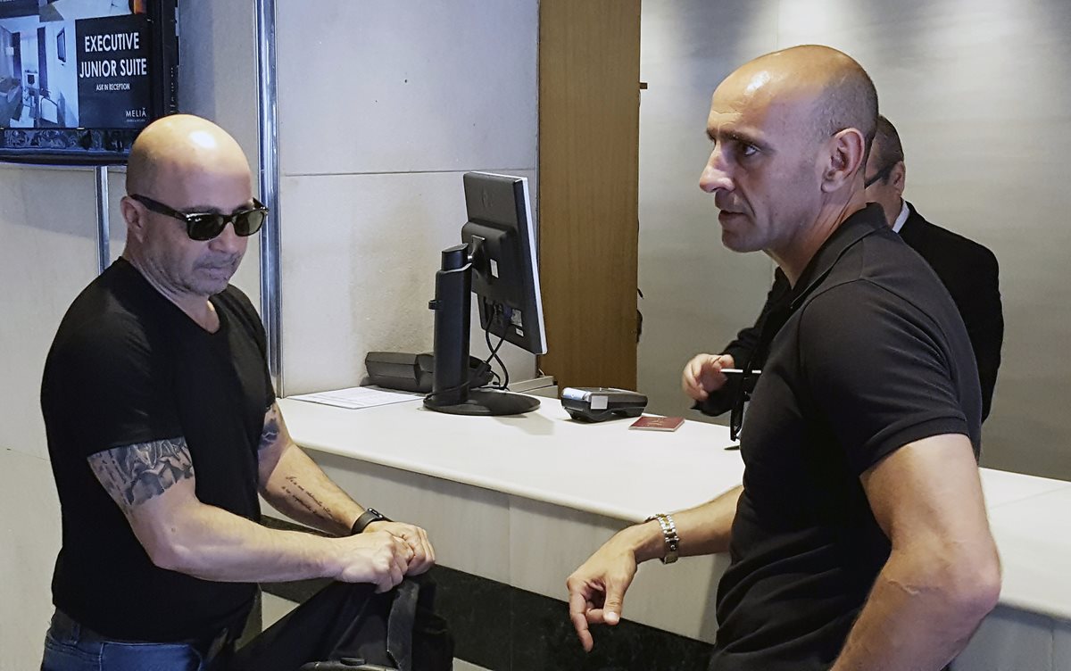 El entrenador argentino Jorge Sampaoli, acompañado por el director deportivo del club sevillista, Ramón Rodríguez "Monchi". (Foto Prensa Libre: EFE)