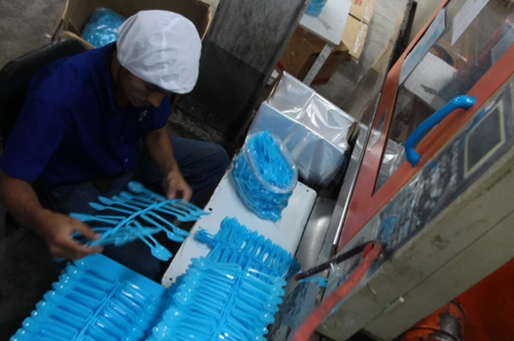 Por decisión de autoridades municipales de San Pedro Sacatepéquez queda prohibido el uso de plásticos desechables en ese municipio. (Foto Prensa Libre: Hemeroteca PL).