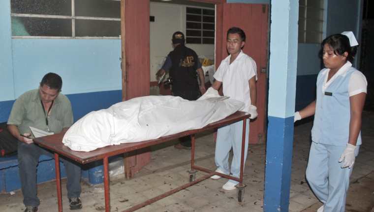Cadáveres de víctimas de accidente de motocicletas en Coatepeque, son trasladados a la morgue local. (Foto Prensa Libre: Alexánder Coyoy)