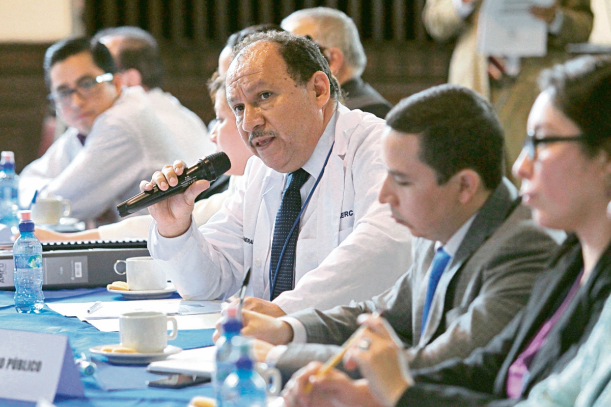Dogulas Guerrero, director de Unaerc —centro—, no pudo aclarar la serie de señalamientos en los contratos otorgados a Sabiapharma, S. A. (Foto Prensa Libre: Álvaro Interiano)