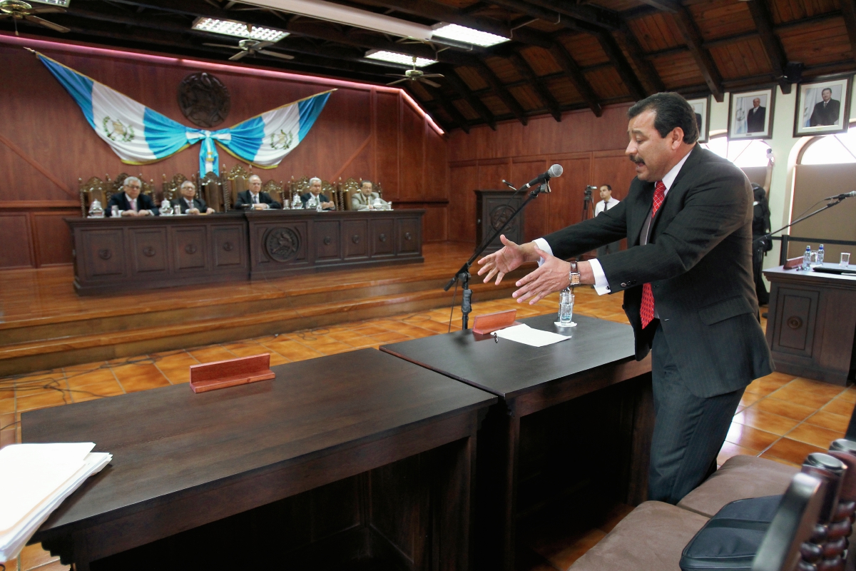 Cesar Calderón, abogado de Gudy Rivera, en su exposición de 15 minutos ante los magistrados de la Corte de Constitucionalidad. (Foto Prensa Libre: Paulo Raquec)