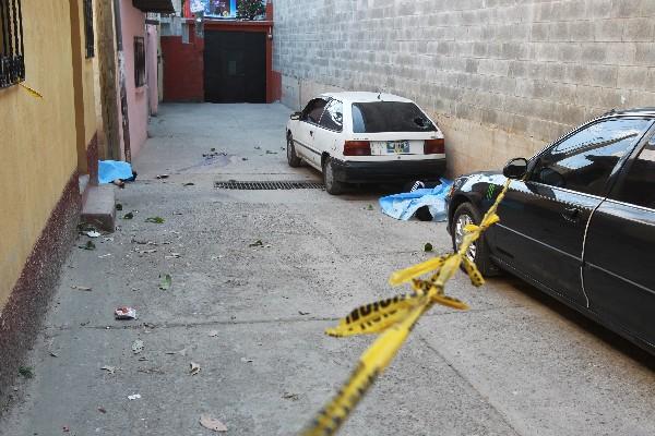 la policía acordonó el área donde quedaron los tres cadáveres baleados,  en la colonia El Jícaro, zona 3 de Boca del Monte,  Villa Canales.