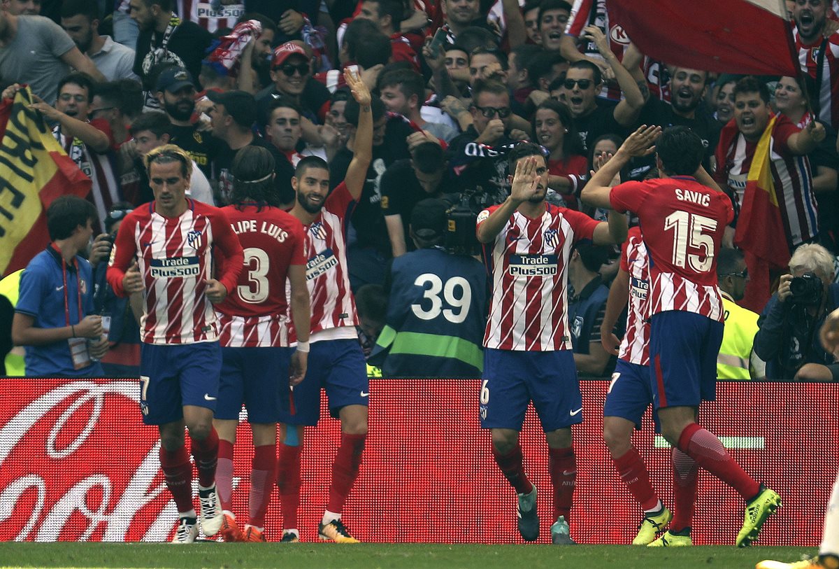 Los jugadores del Atlético de Madrid celebran el gol marcado por su compañero Yannick Carrasco frente al Sevilla. (Foto Prensa Libre: EFE)