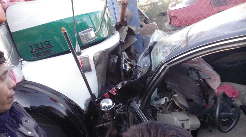 Bus y automóvil accidentado en La Esperanza, Quetzaltenango. (Foto Prensa Libre: @stereo100xela).