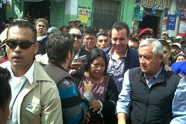 Vecinos de Nebaj, Quiché, rodean a Otto Pérez Molina a su llegada a ese municipio. (Foto Prensa Libre: Óscar Figueroa)<br _mce_bogus="1"/>