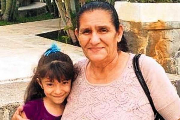 Kimberly Gabriela Ruano, junto a su abuela Everilda Carrillo, en una foto del álbum familiar. (Foto Prensa Libre: Archivo)