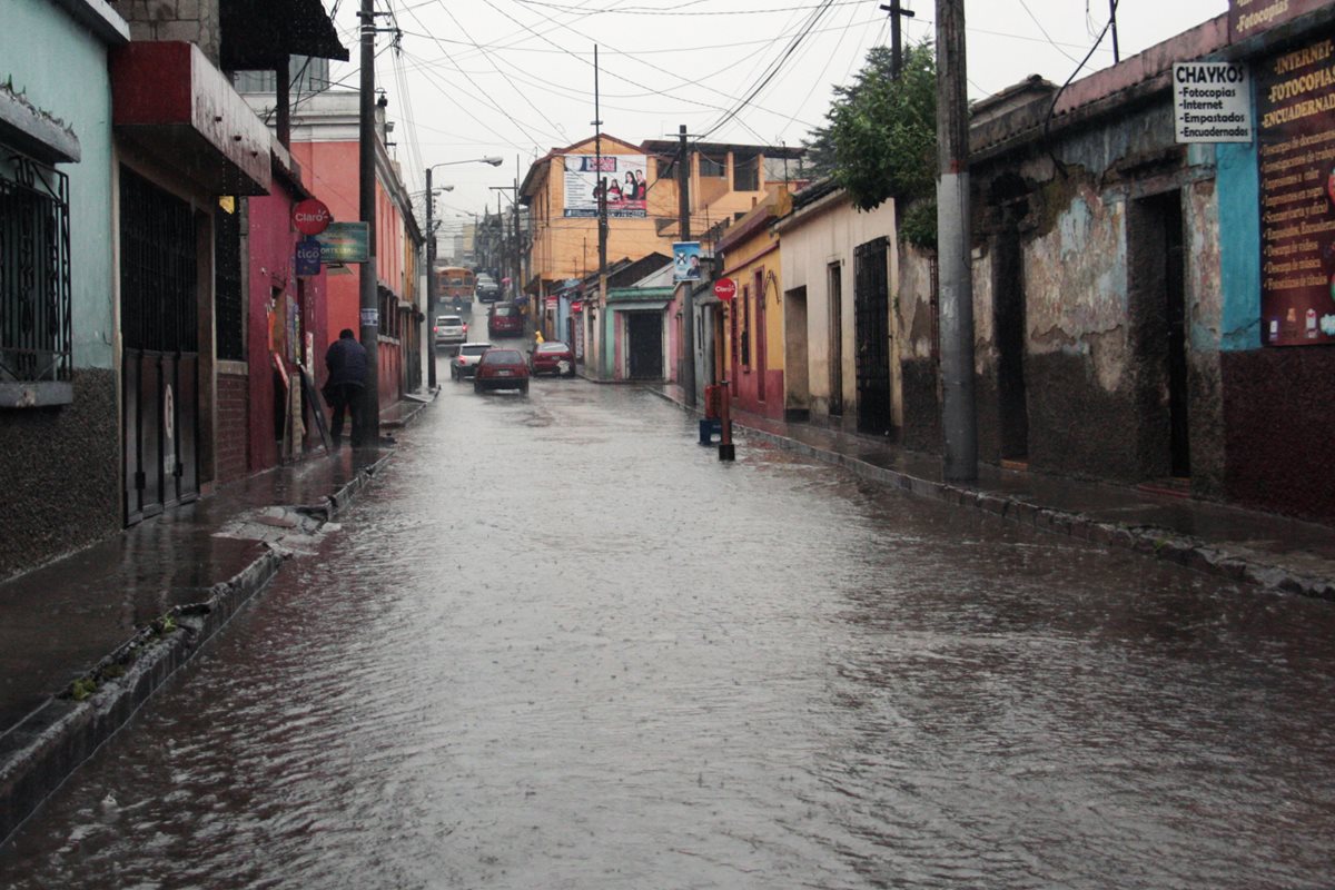 Una de las calles del centro de Xela permanece inundada a causa del temporal que afecta todo el territorio nacional. (Foto Prensa Libre: Carlos Ventura)