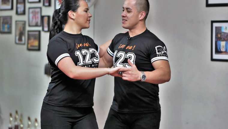 Katherine Milla y Héctor Blanco, campeones mundiales de salsa, le muestran 15 pasos de baile. (Foto Prensa Libre: Pablo Juárez Andrino)