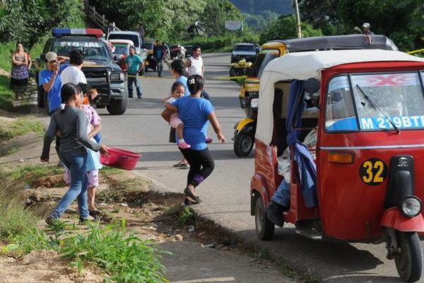 Curiosos observan la escena del crimen donde murió el reconocido político. (Foto Prensa Libre: Oswaldo Cardona). <br _mce_bogus="1"/>