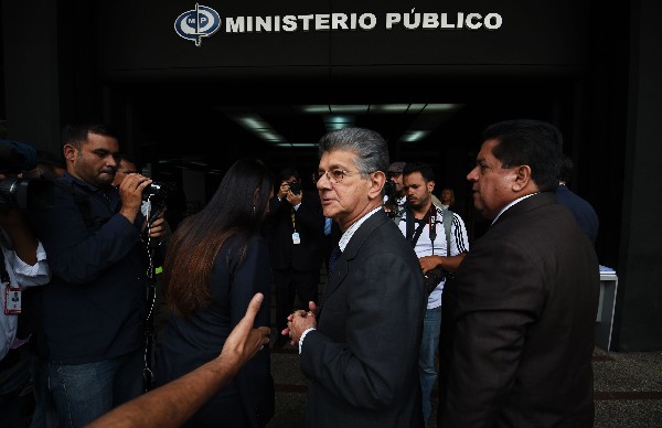 Henry Ramos Allup (c), camina frente al Ministerio Público, en Caracas. (Foto Prensa Libre: AFP)