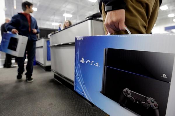 Fanes del PlayStation llegaron en la madrugada de este viernes a comprar la nueva consola (Foto Prensa Libre: AP).