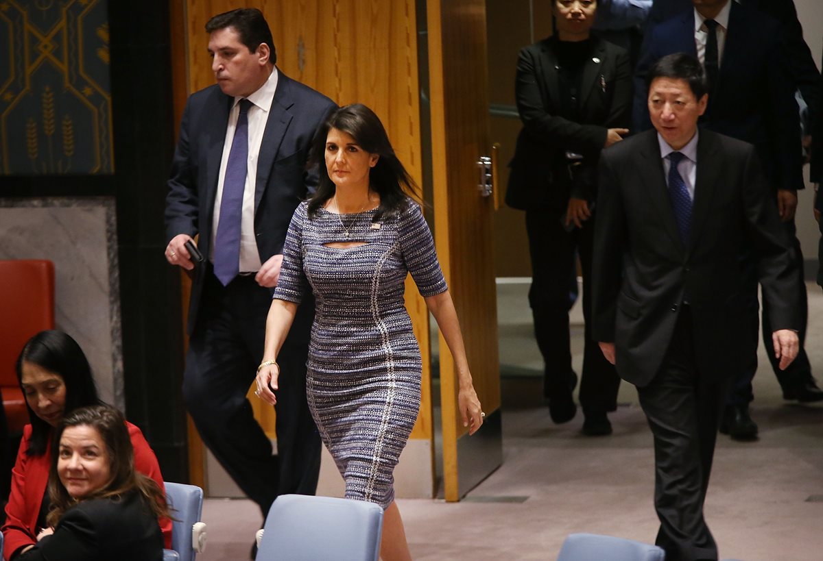 Nikki Haley, embajadora de los Estados Unidos en las Naciones Unidas, entra a la cámara con el representante permanente adjunto, embajador Wu Haitao, antes de que los miembros del Consejo de Seguridad de las Naciones Unidas se reúnan para decidir si imponen nuevas sanciones a Corea del Norte el 22 de diciembre de 2017 en Nueva York City. (Foto Prensa Libre: Spencer Platt/Getty Images/AFP)