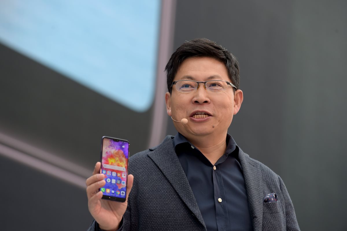 Richard Yu muestra el Huawei P20 Pro, el nuevo teléfono de la compañía (Foto Prensa Libre: AFP).