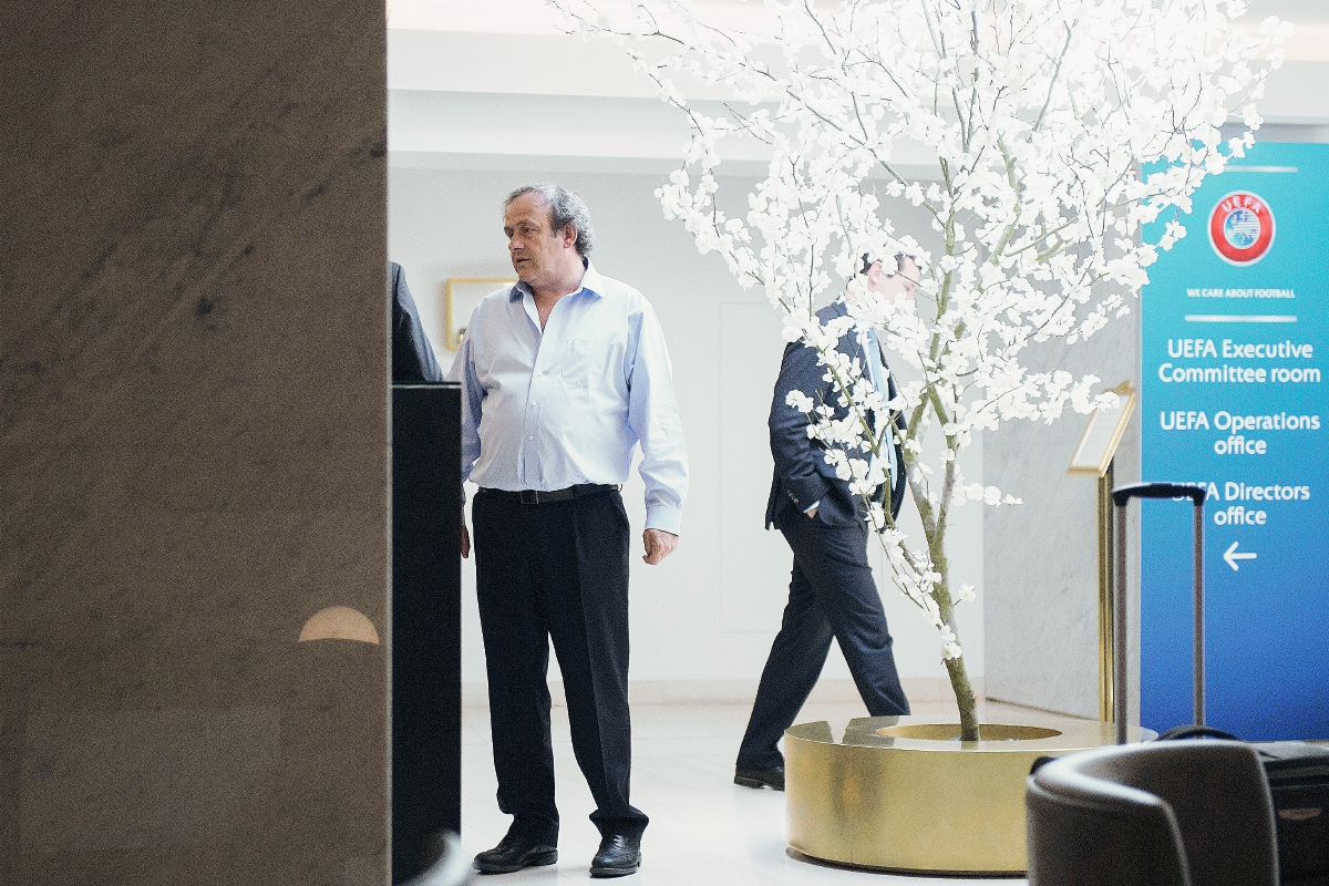 El presidente de la Uefa, Michel Platini durante su estancia en Praga en donde se presentó las nuevas regulaciones del Fair Play Financiero. (Foto Prensa Libre: AFP)