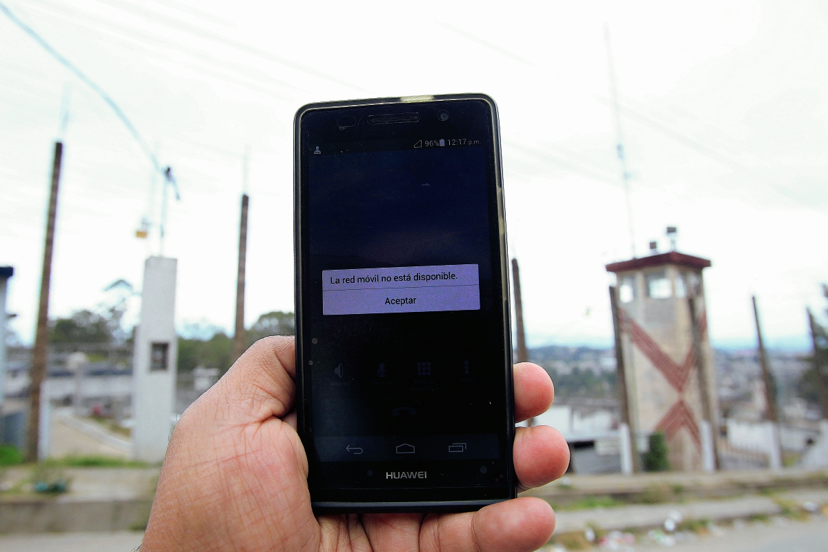 Telefónicas esperan que el Ministerio de Gobernación haga una verificación de la señal en cárceles. (Foto Prensa Libre: Hemeroteca)