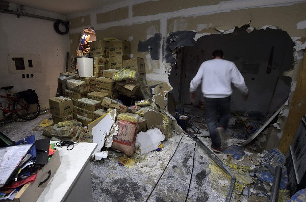 Desconocidos causaron daños en el diario Tiempo Argentino en Buenos Aires. (Foto Prensa Libre: AFP)