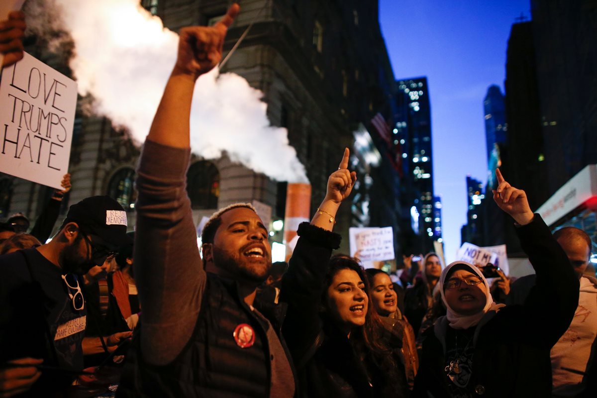 Manifestantes gritan consignas contra Donald Trump en Nueva York, EE. UU. (Foto Prensa Libre: AFP).