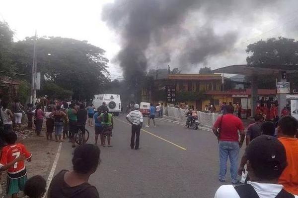 La turba bloqueó por más de cinco horas las dos entradas al municipio (Foto Prensa Libre:  Lesly Yamileth Presencin Monroy)