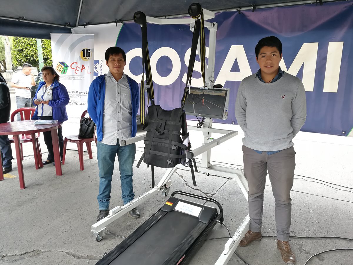 Estudiantes de la Universidad Mesoamericana muestran la caminadora que servirá para la rehabilitación de niños y adultos mayores. (Foto Prensa Libre: Fred Rivera)