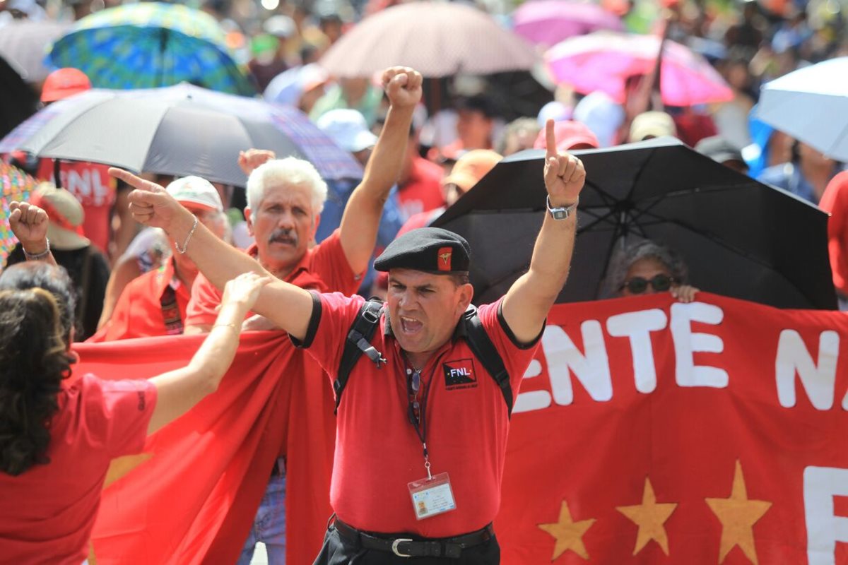 Sindicalistas de Salud gritan consignas mientras caminan hacia la Plaza de la Constitución. (Foto Prensa Libre: Esbin García)