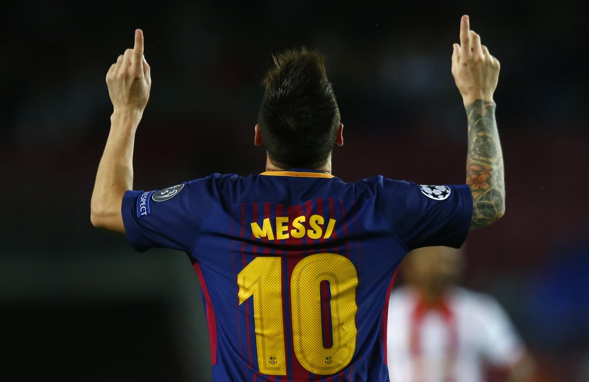 Este fue el tradicional festejo de Messi luego de alcanzar los cien goles en competiciones europeas. (Foto Prensa Libre: AP)